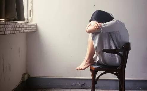 女孩肚子疼就医,结果在厕所产下男婴,女孩:我每个月都来例假