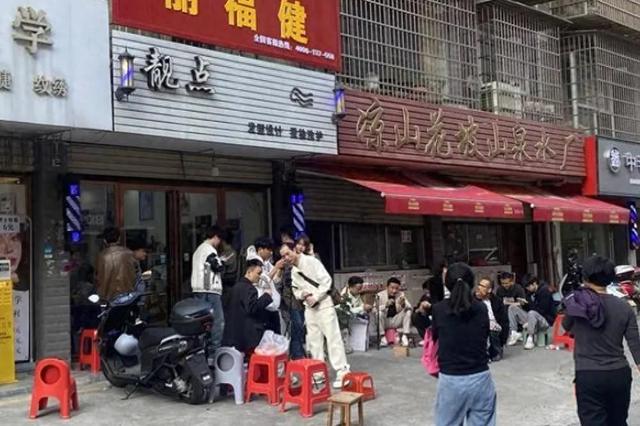 湖南女理发师因“听得懂话”爆火，直播间蹲满了托尼老师，网友：能不能全国巡剪