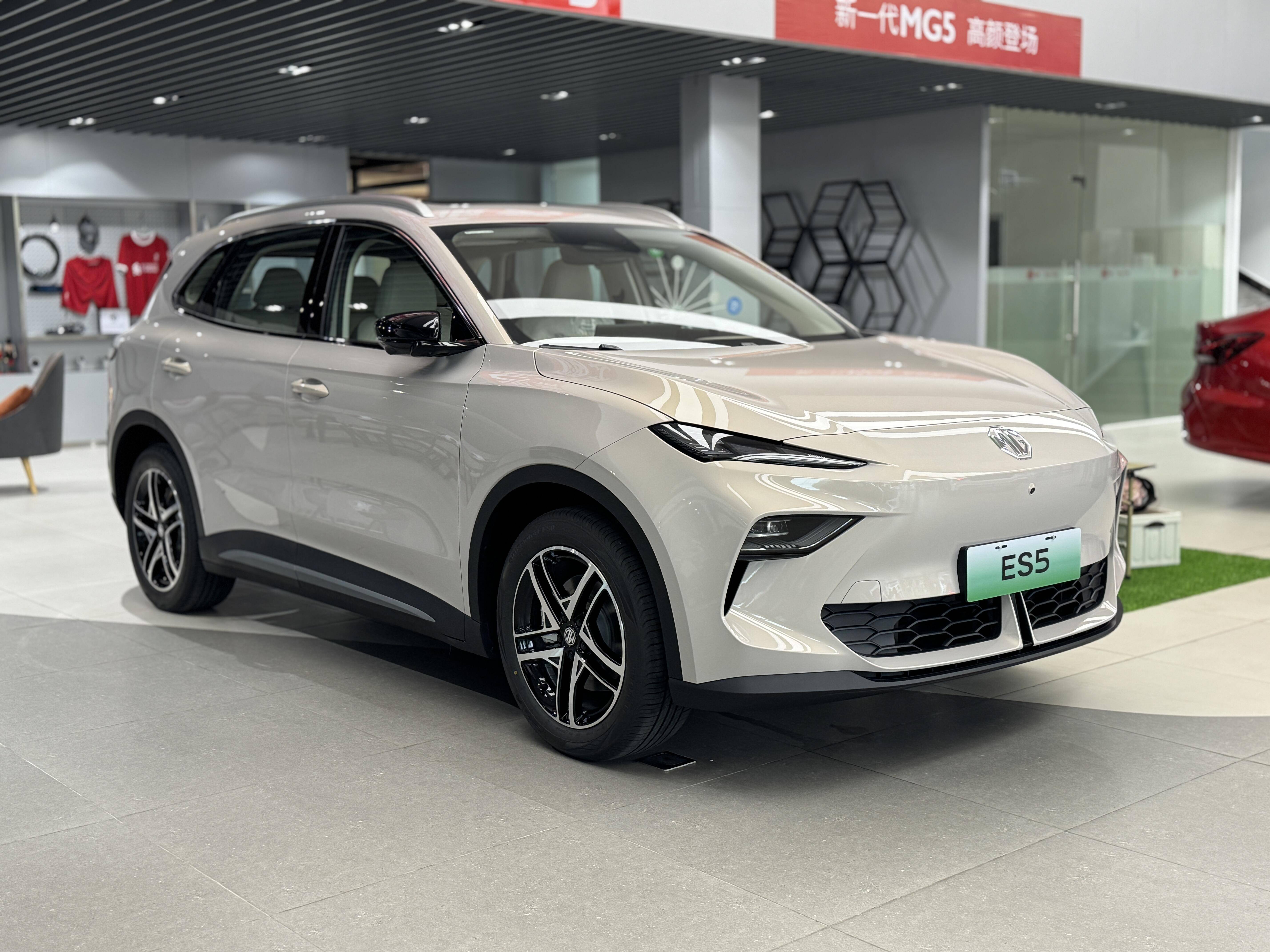 MG ES5实车到店，比元PLUS更大+续航525km，配170马力+五连杆后悬