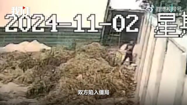 村民称祖坟被圈进小学打洞进校上坟，“含一座烈士坟”，多方回应