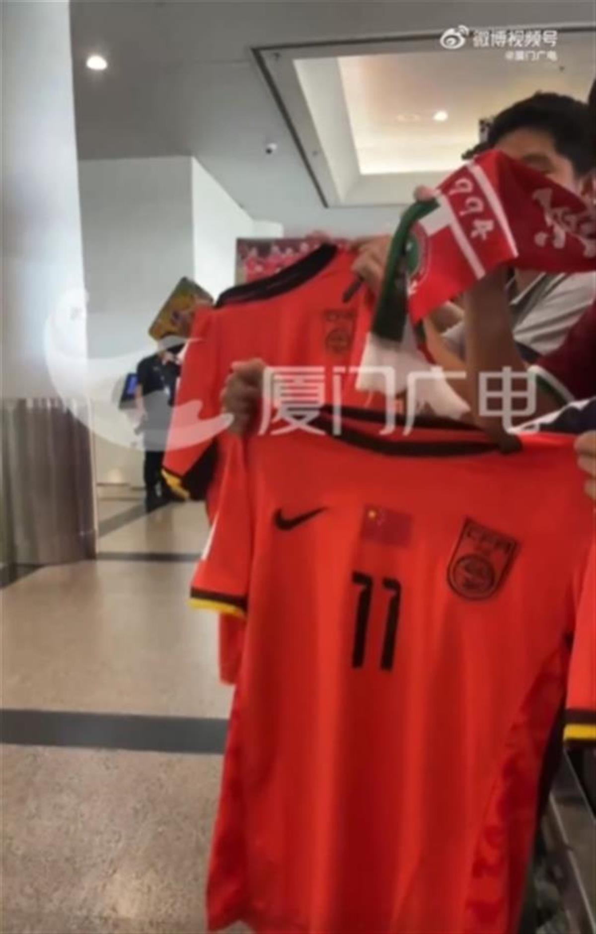 国足凯旋，大批球迷在厦门机场迎接，4天后对阵日本的4万多张球票已售罄