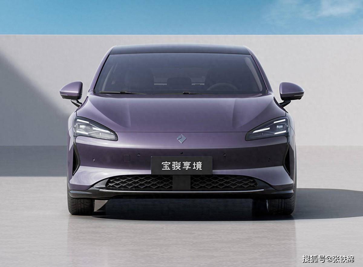宝骏全新中大型轿车官图,外不雅很年青指示,车长5005mm,两种能源