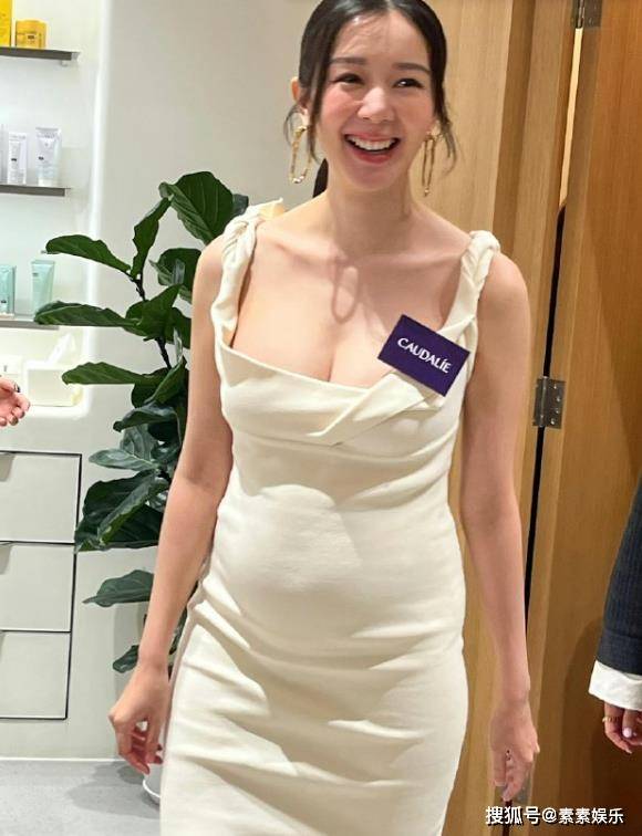 麦明诗孕珠后首现身，挺5月孕肚有婴儿肥，手放在小腹上比心