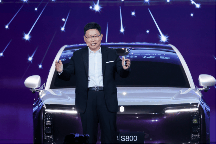 鸿蒙智行尊界S800精致亮相,瞻望售价100-150万开启预订