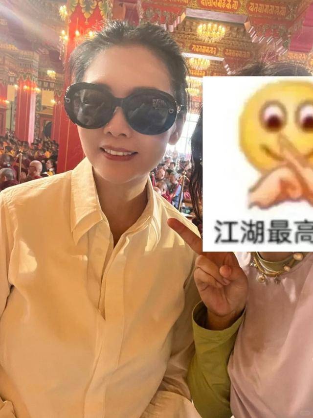 56岁邱淑贞携夫带女现身尼泊尔，素颜千里静尽显优雅气质