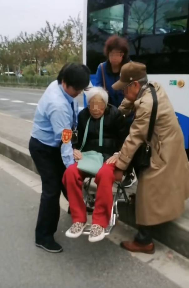 事发上海街头！他抱起瘫痪老东谈主高下公交车，几个“小算作”显现细节
