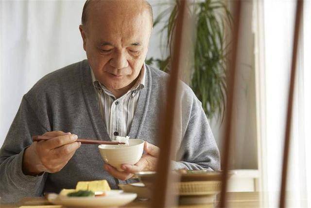 血管堵不堵，看吃饭就知？有血栓风险的人，吃饭一般会出现3症状