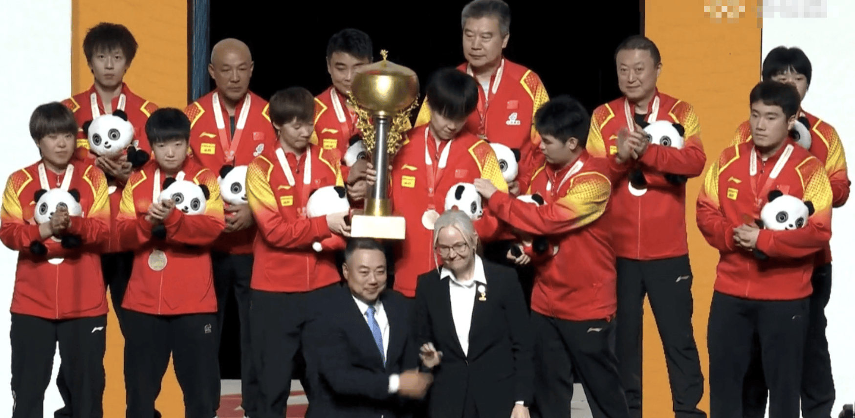 一家人！国乒颁奖典礼暖心港队，让季军登冠军领奖台，刘国梁笑了