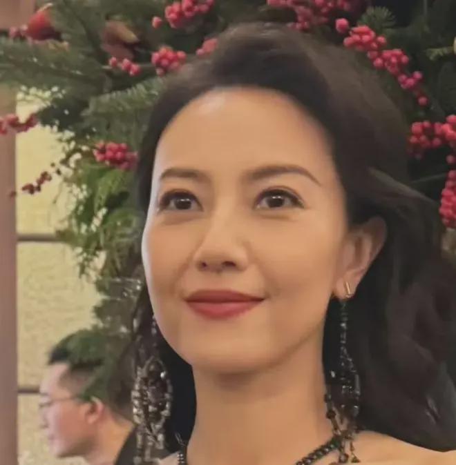 看了郭晶晶高圆圆的近照生图，才知道中老年女星的“皱纹”有多绝