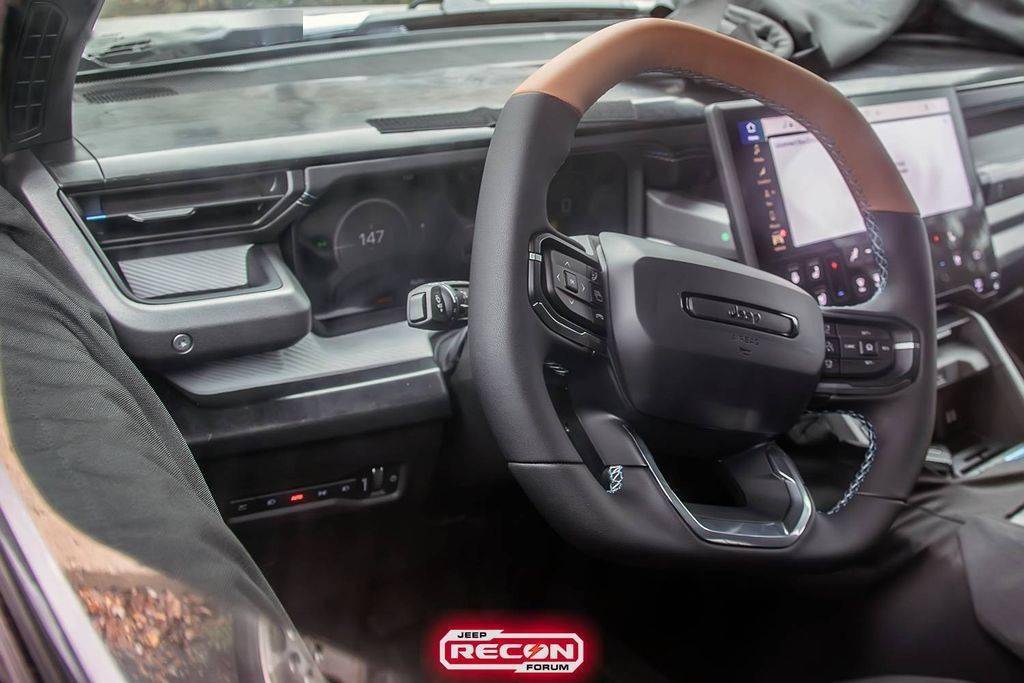 硬派越野：Jeep Recon 纯电 SUV 路测图曝光，预估续航 322 公里