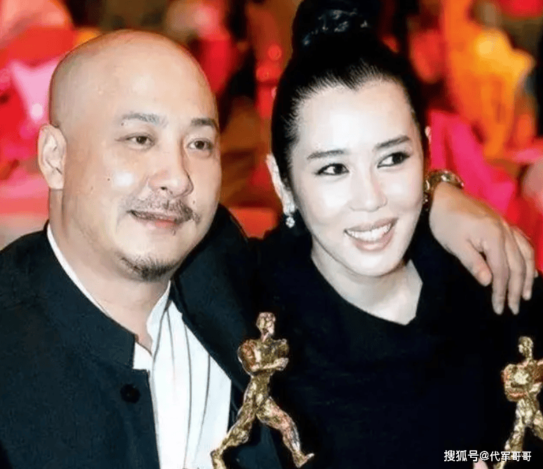 48岁《战狼》女主余男官宣成婚！曾与张雨绮前夫相恋，老公身份成谜