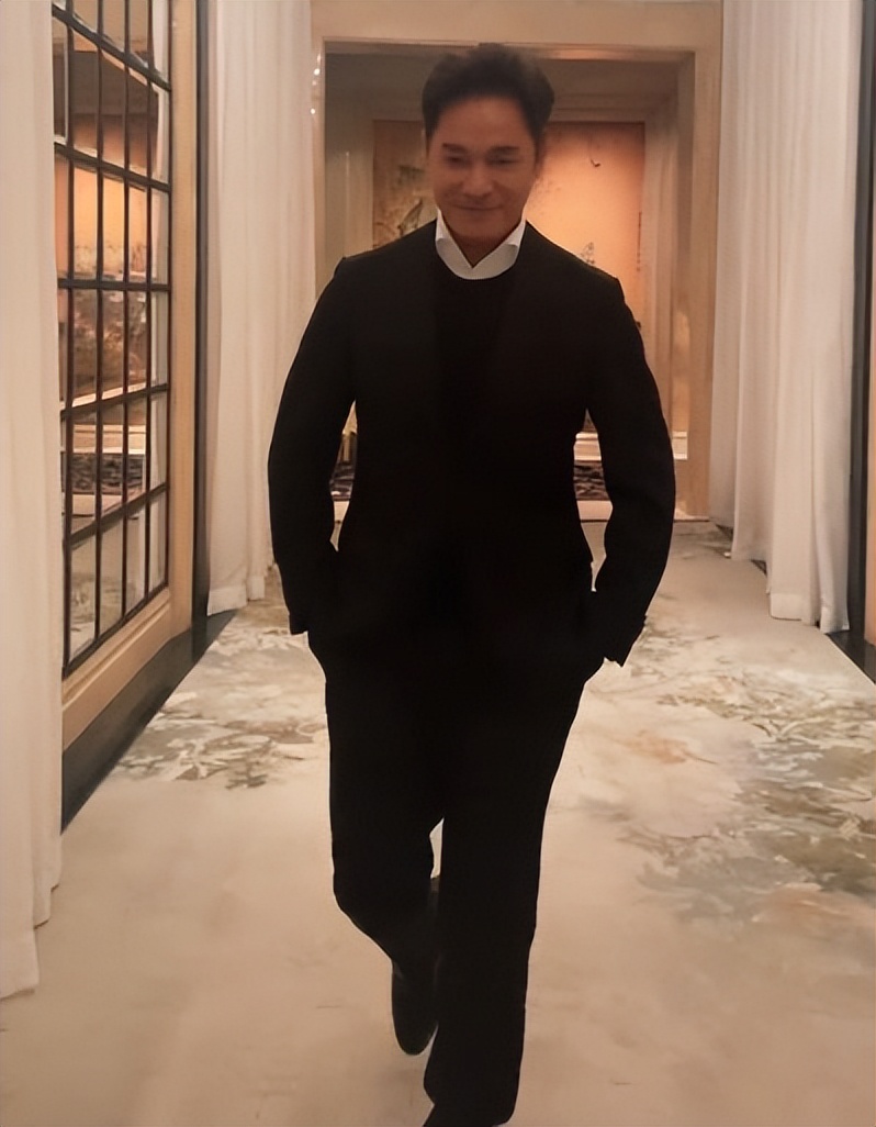 郭晋安16岁男儿罕出面！神情熟谙似手足，不像爸爸更像黄子华