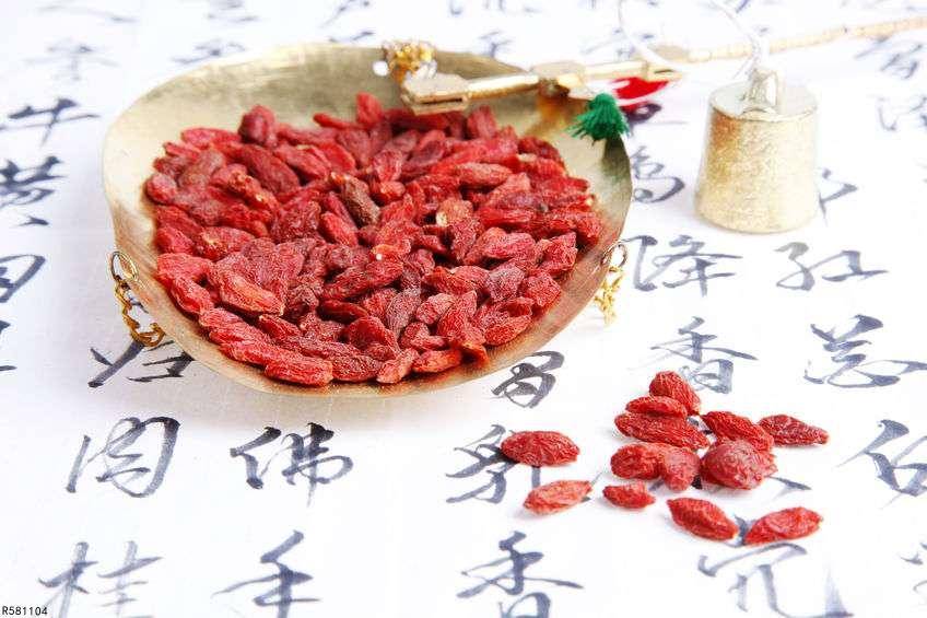 枸杞干嚼好还是泡水好？营养师：枸杞虽好，但这些人不适合食用！