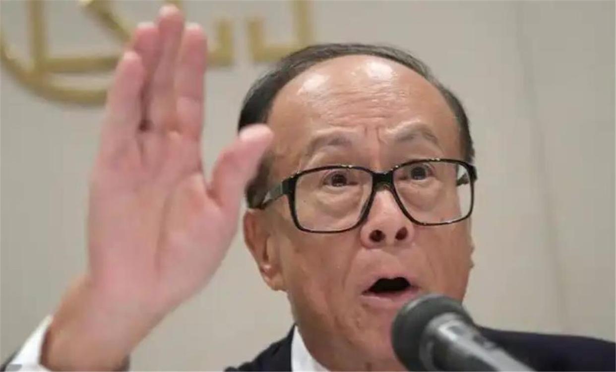害怕了？李嘉诚准备退路，美国政府不装了，制裁中方官员给李打气