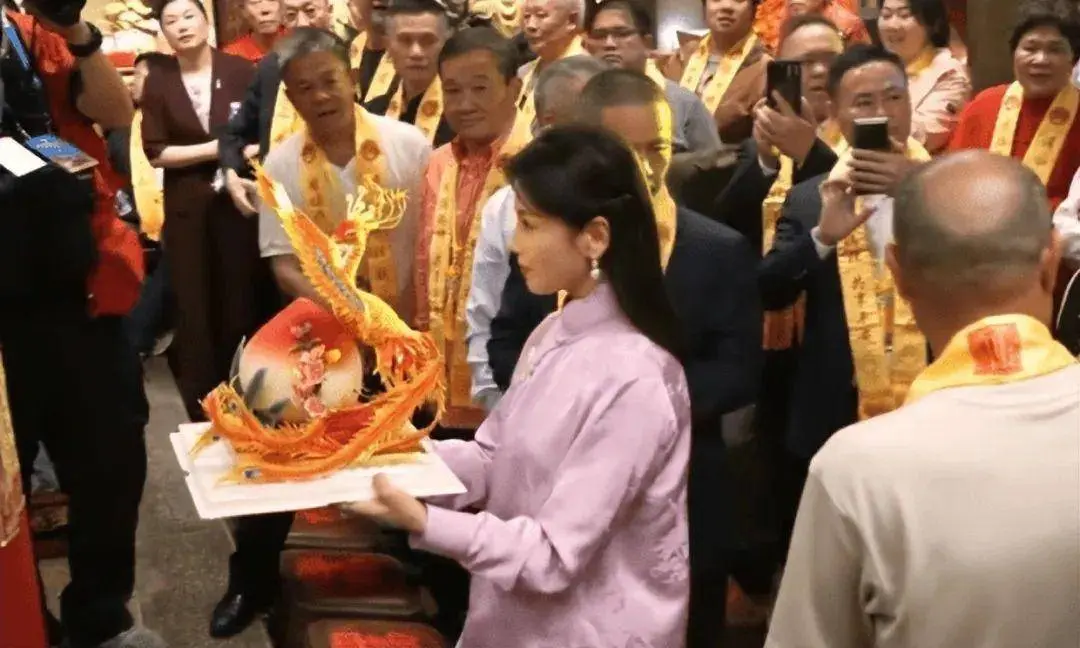 刘涛为妈祖献寿桃冲上热搜!落寞粉色新考中装和善典雅