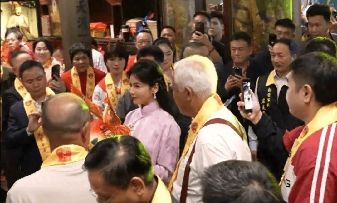 刘涛为妈祖献寿桃冲上热搜!落寞粉色新考中装和善典雅