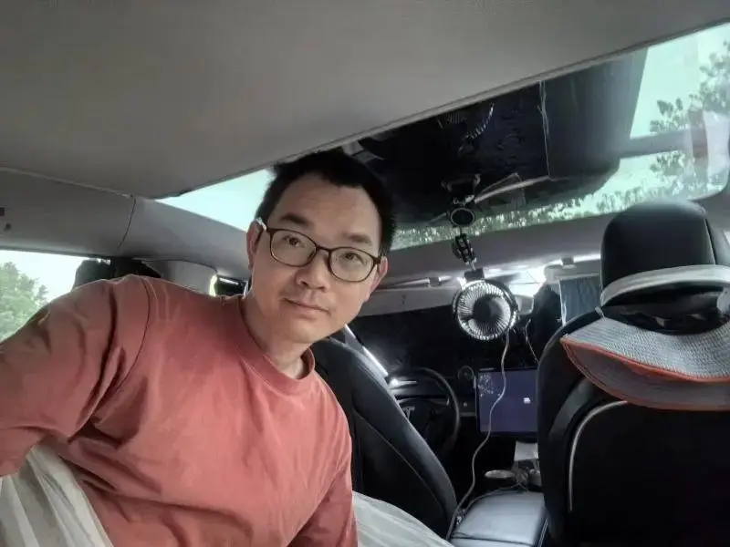 深圳一要道员睡在车里3年多不租房,为省钱?当事东说念主回话网友质疑