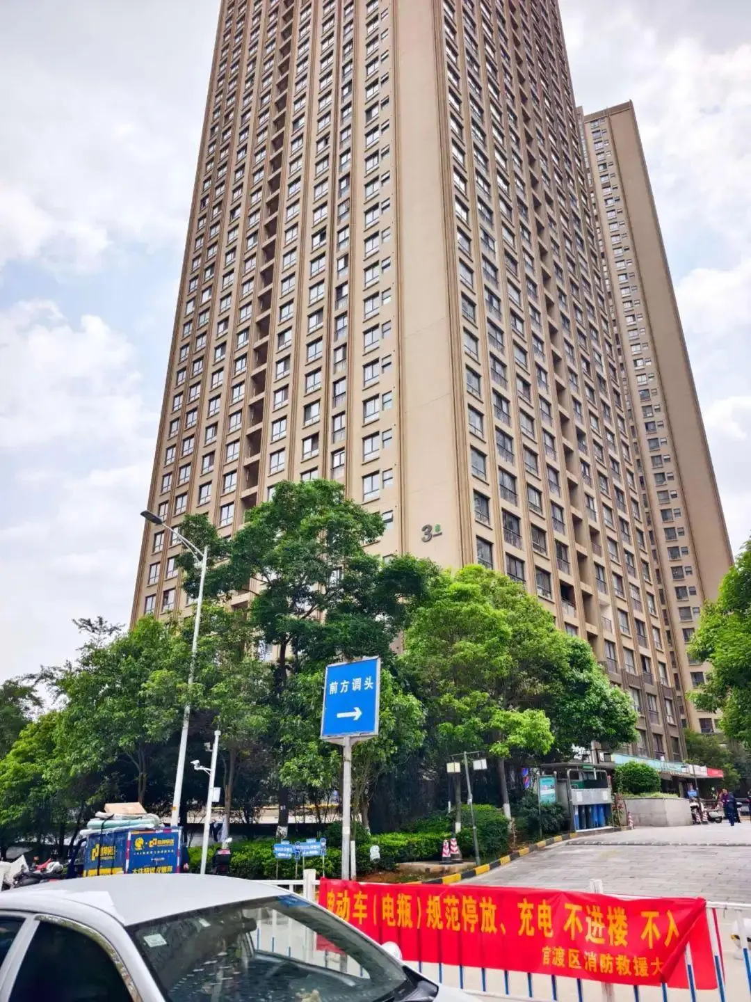 吓东说念主！昆明一小区电梯一刹从40楼降到负4楼！多方复兴