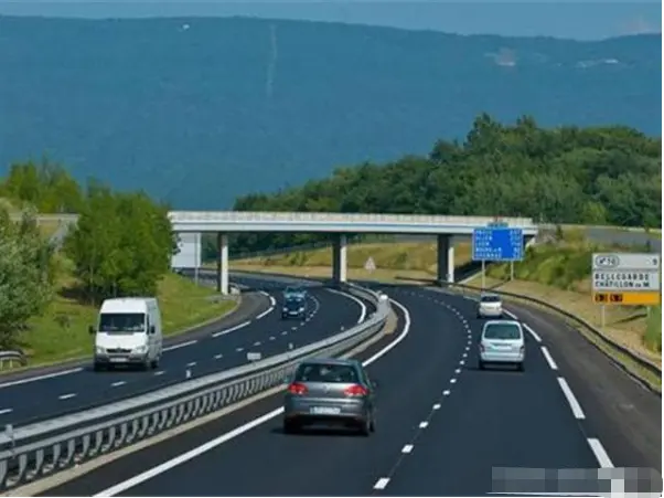 2020年国庆免费跑高速时间公布，2类车不免费，事关每位车主