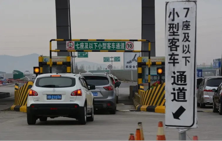 2020年国庆免费跑高速时间公布，2类车不免费，事关每位车主