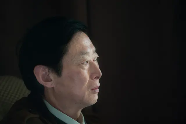 男子被控杀妻17年后改判无罪，真相竟是被警强奸至人窒息死亡