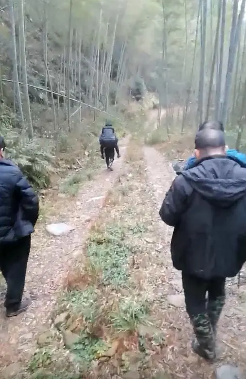 株洲4驴友登山迷路被困，冰雪中抱着取暖不停说话一夜后获救