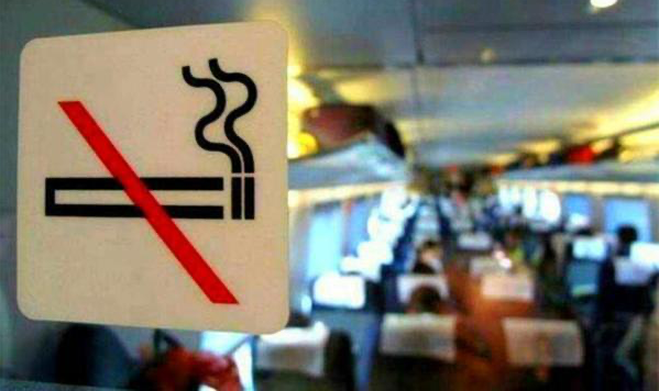 男子在高铁上犯烟瘾，躲在厕所抽烟被罚500元