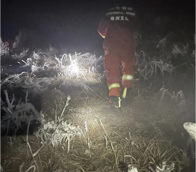 株洲4驴友登山迷路被困，冰雪中抱着取暖不停说话一夜后获救