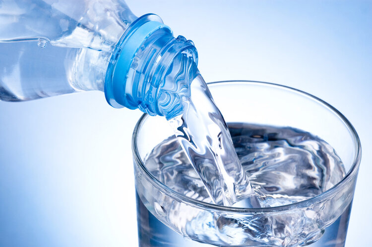 塑料杯、玻璃杯、陶瓷杯、保温杯，究竟用哪种杯子喝水最安全？