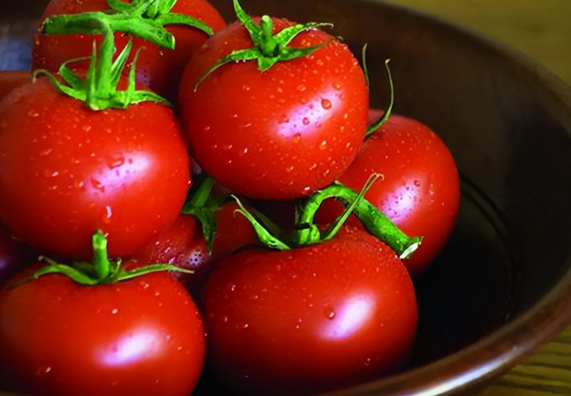 西红柿的营养有多高？生吃和熟吃哪个好？这三类人少吃为好