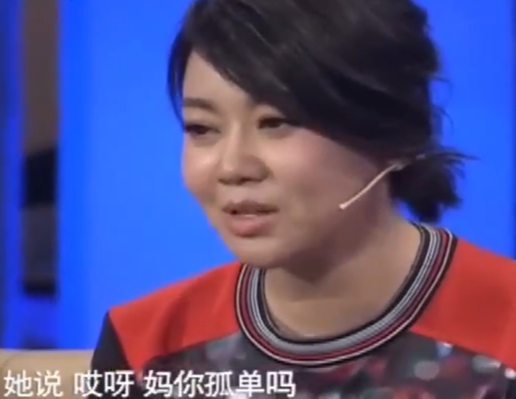 演员闫妮和女儿拍大片！穿抹胸短裙炫白嫩长腿，女儿穿吊带秀锁骨