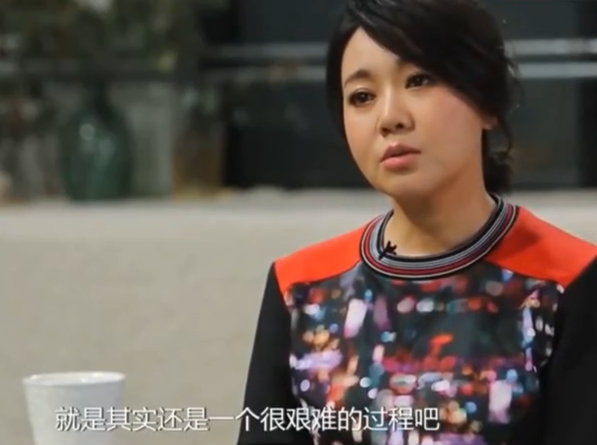 演员闫妮和女儿拍大片！穿抹胸短裙炫白嫩长腿，女儿穿吊带秀锁骨