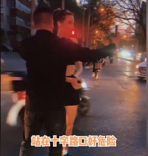 拦停谷爱凌合影不让走？男子道歉