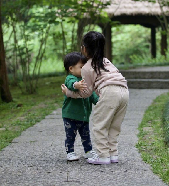 朱丹五一全家出游，和老公喝茶看书，周一围牵手一双儿女父爱满满