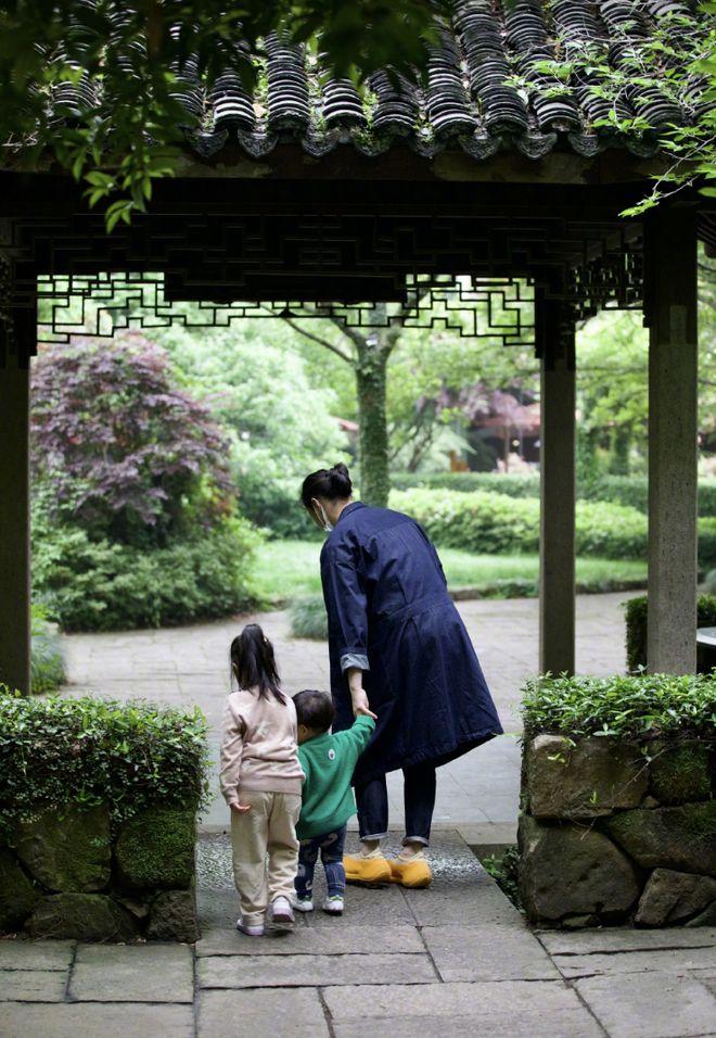 朱丹五一全家出游，和老公喝茶看书，周一围牵手一双儿女父爱满满