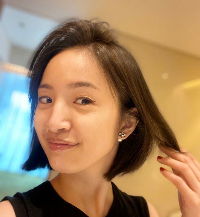 林依晨首晒女儿正脸，小可爱已长出牙齿，偷露女儿很乖是来报恩的