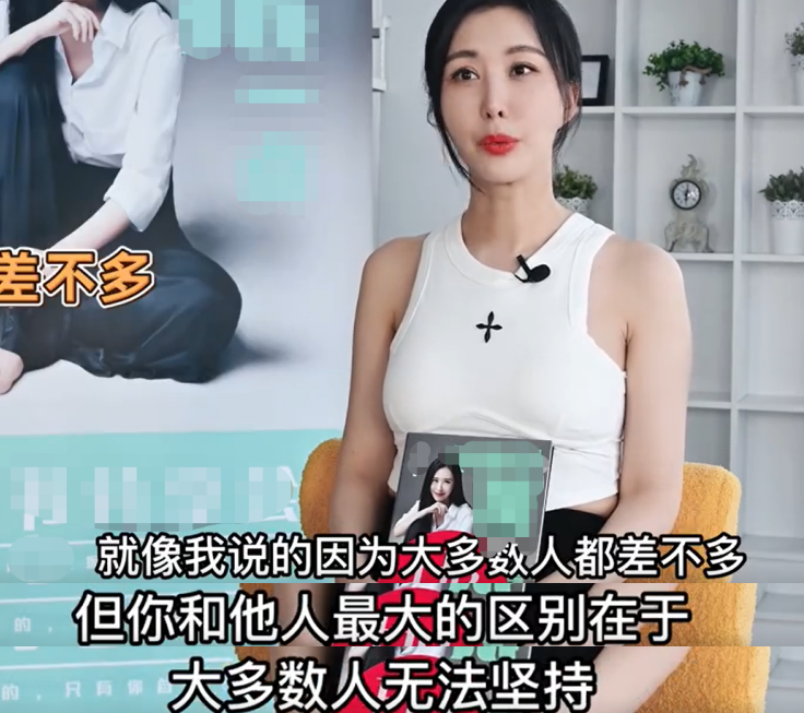 “王的女人”田朴珺素颜健身！穿背心紧身裤秀身材，手臂纹身抢镜