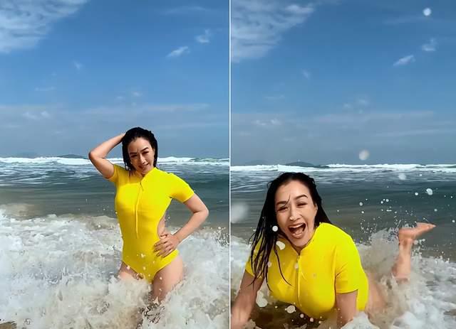 51岁钟丽缇海边嗨玩！穿镂空泳装大秀身材，跪地拍照被海水冲趴下