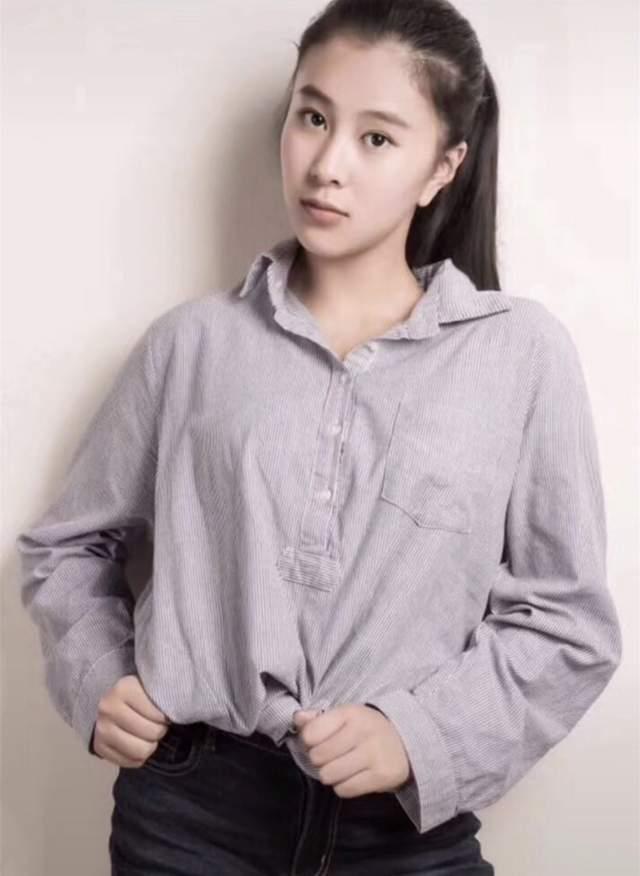 杨子罕有分享19岁女儿近照！颜值超像黄圣依，哈佛大学毕业身材好