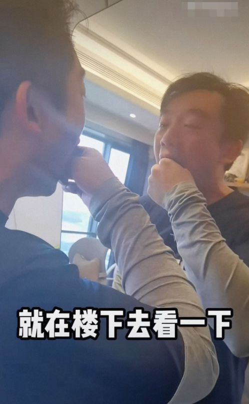 郑恺被鱼刺扎了嗓子，喝醋、生噎、去医院都无果，最终被苗苗拔出