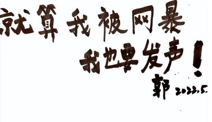 “拍内衣照”的南航空姐：当空姐15年，月薪28000，被开除冤不？