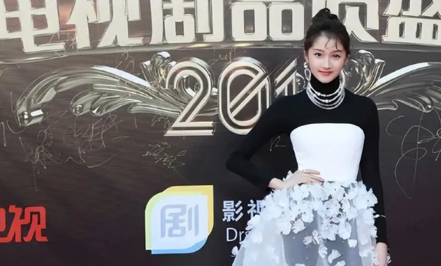 这15位女星，明明都见过大世面，可偏偏还是在大场面上翻车，拉垮