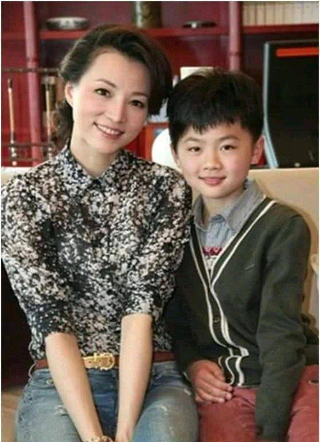 董卿是如何把自己毁掉的？借赴美求学为由谋私，如今原形毕露