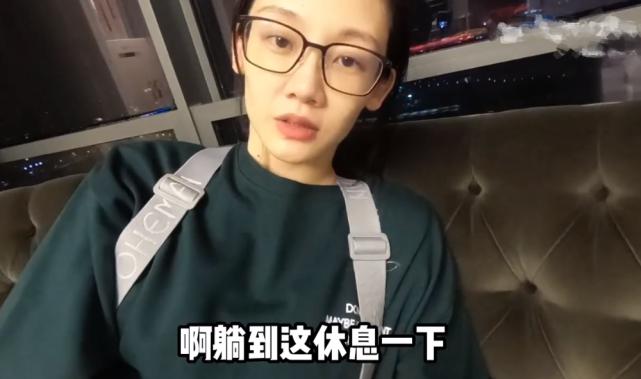 苗苗挺孕肚烤面包，郑恺陪女儿玩耍，妹妹再出镜被吐槽：不工作吗