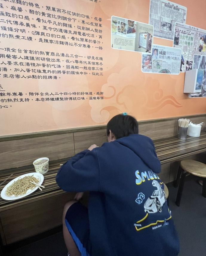 林志颖带儿子品尝街边小吃，12岁Kimi高大帅气，父子同框像兄弟