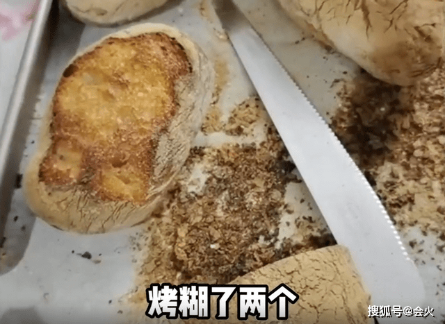 郑恺老婆苗苗豪宅内做饭，挺孕肚从早忙到晚，面包烤糊刀切不动