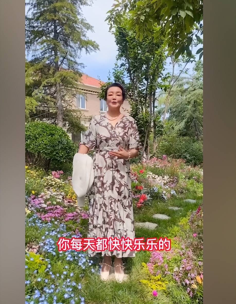 张兰与付笛声夫妇豪宅花园相聚，庆祝520，付笛声久未露面显老态