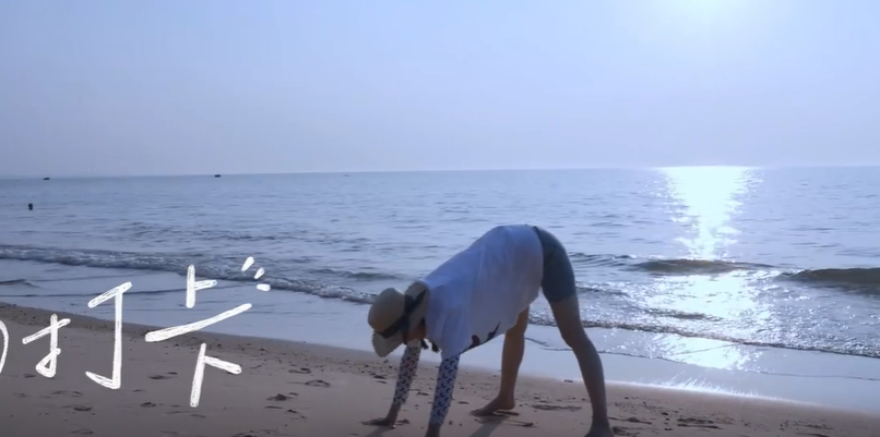 37岁王丽坤穿紧身衣海上冲浪！光脚趴沙滩拉伸，腿太细裤管空荡荡