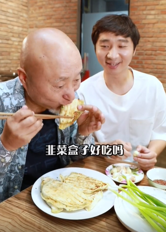 68岁陈佩斯大口吃葱，眉MAO胡子全部花白，儿子喂其吃蒜帮忙挡桃花