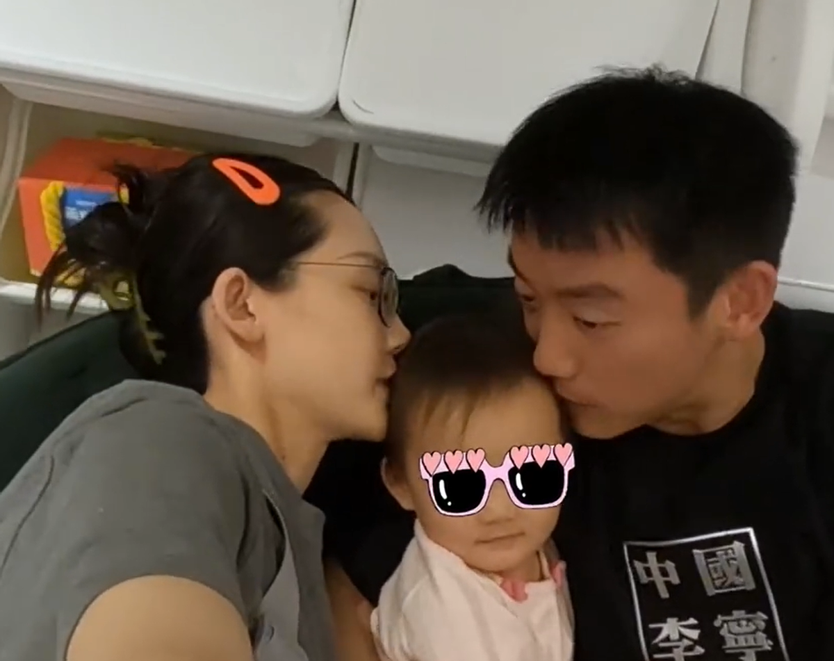 郑恺回家与妻女团聚，带满箱玩具给女儿超有爱，苗苗大孕肚好抢镜